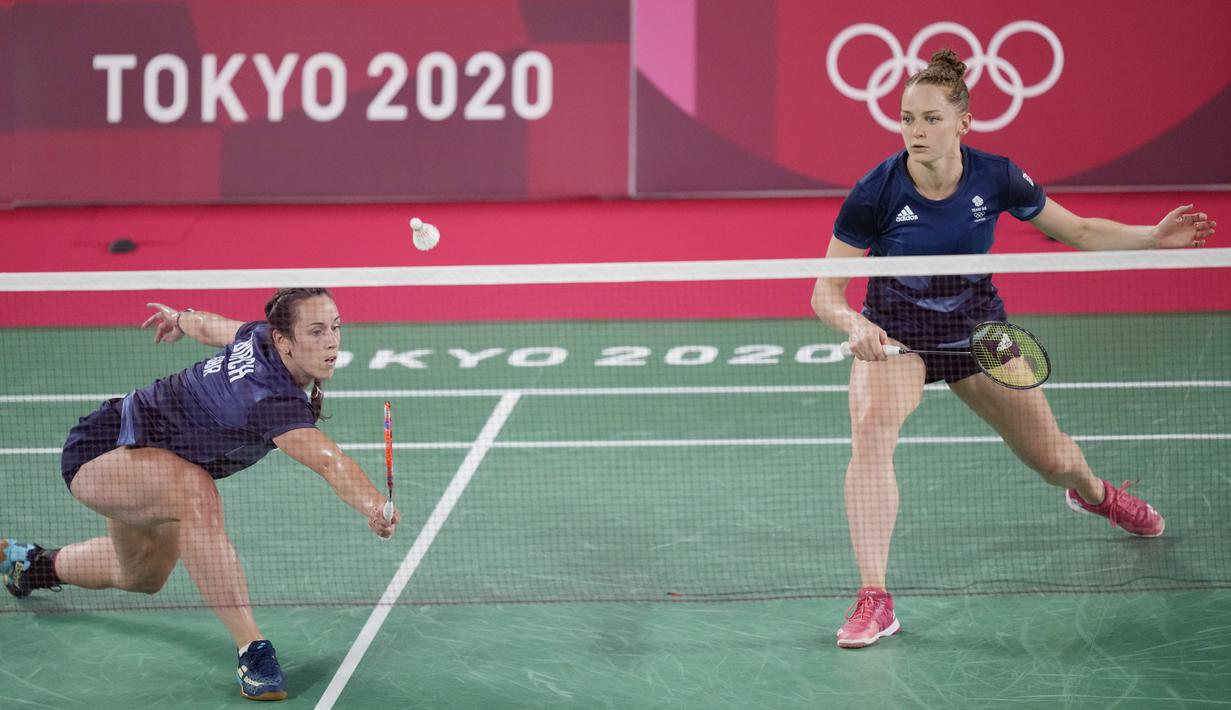 Tiket perempat final berhasil mereka genggam usai menundukkan ganda Inggris Raya, Chloe Birch/Lauren Smith (Inggris), pada laga kedua Grup A, dengan skor 21-11, 21-13. (Foto/AP/Dita Alangkara)