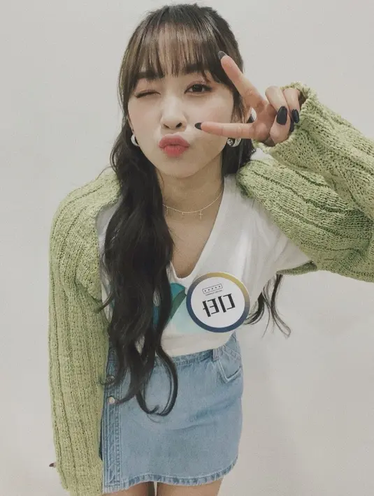 Dalam penampilan yang lebih kasual, terlihat Dita Karang dengan wajah full makeup, menata rambut panjangnya sedikit bergelombang dengan poni di atas mata. White t-shirt yang dipadunya dengan mini skirt jeans, dilayer dengan sweater tanpa kancing berwarna hijau. Foto: Instagram.