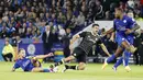 Pemain Leicester City, Danny Drinkwater menghadang laju pemain Chelsea, Diego Costa (tengah)  pada putaran ketiga Piala Liga Inggris di Stadion King Power, (21/9/2016) dini hari WIB. (Reuters/Darren Staples)