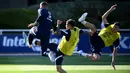 <p>Bek Prancis Luca Digne (kiri) menendang bola di sebelah Jonathan Clauss dan Bejamin Pavard selama sesi latihan sebagai bagian dari persiapan tim untuk UEFA Nations League 2022-2023 di Clairefontaine-en-Yvelines, Senin (30/5/2022). Prancis yang menjuarai Nations League tahun lalu akan menjamu Denmark di Stade de France pada Sabtu, 4 Juni 2022 dini hari WIB. (FRANCK FIFE/AFP)</p>