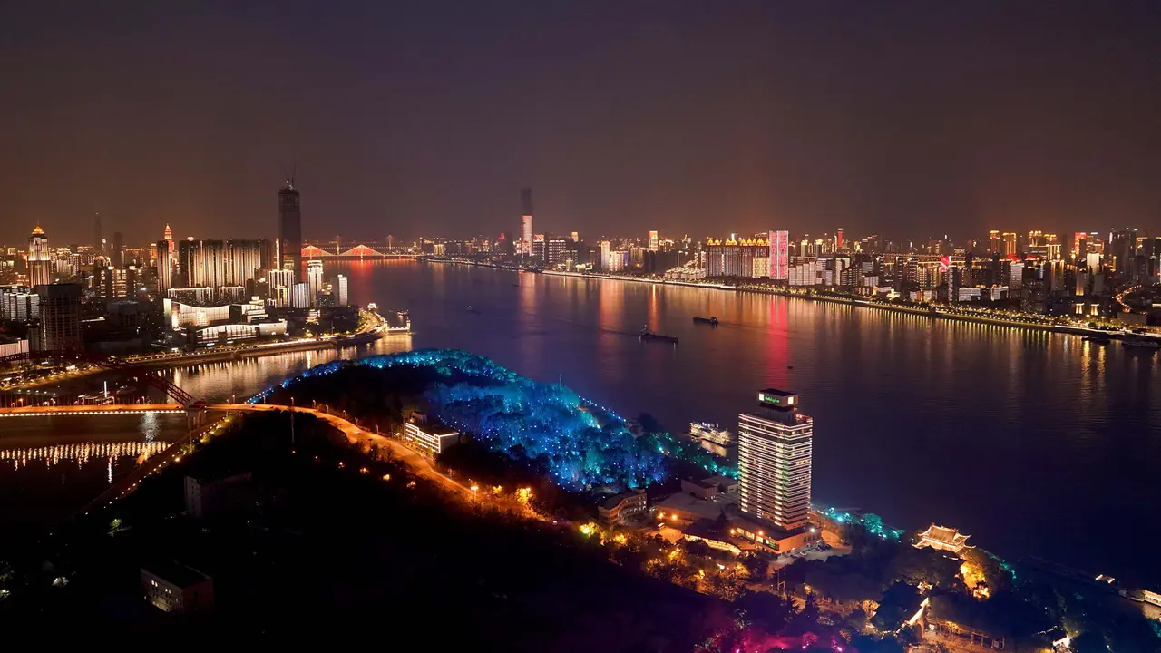 Pertunjukan Cahaya Lawan COVID-19 Hiasi Wuhan