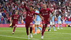 Pemain Liverpool merayakan gol ketiga timnya yang dicetak oleh Darwin Nunez (kanan) pada ajang Community Shield 2022/2023 melawan Manchester City di King Power Stadium, Minggu (31/07/2022) dini hari WIB. (AP/Frank Augstein)