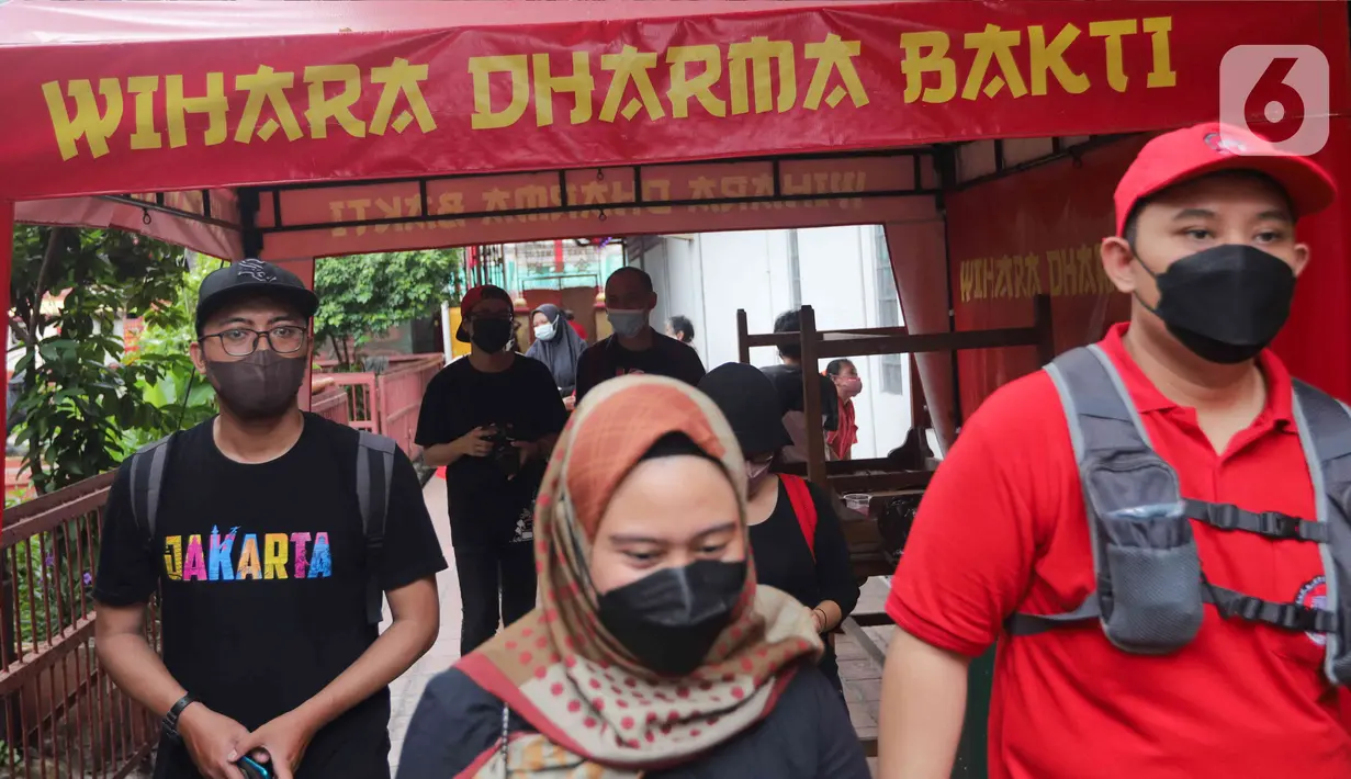 Peserta mengikuti Tur Pecinan Jakarta di Vihara Toasebio, Glodok, Jakarta, Minggu (6/2/2022). Program ini mengambil rute Candra Naya, Klenteng Jin Deyuan, Gereja Santa Maria De Fatima, Vihara Toasebio, Petak Sembilan, Gang Gloria, Toko Obat Tay Seng Ho, dan Petak Enam. (Liputan6.com/Herman Zakharia)