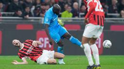 Romelu Lukaku tampil memukau dan menyumbang satu dari dua gol kemenangan Partenopei di markas Rossoneri. (AP Photo/Luca Bruno)