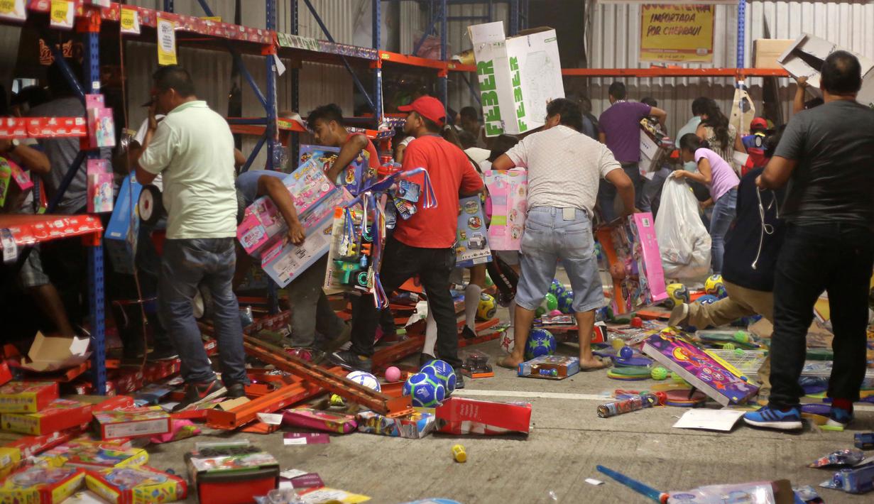 Warga saat menjarah sebuah toko di pelabuhan Veracruz, Meksiko, (4/1). Keputusan pemerintah Meksiko menaikkan harga Bahan Bakar Minyak hingga 20 persen per tanggal 1 Januari 2017 memicu amarah warganya. (AP Photo/Ilse Huesca)