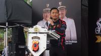 Kapolres Garut AKBP Rio Wahyu Anggoro mengitruksikan jajarannya tembak di tempat bagi anggota berandal bermotor atau geng motor yang melakukan onar di Garut. (Liputan6.com/Jayadi Supriadin)