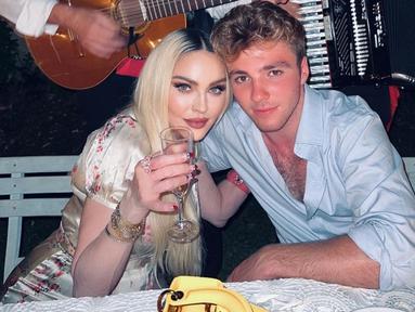 Madonna dan Rocco Ritchie. (Foto: Instagram/ madonna)