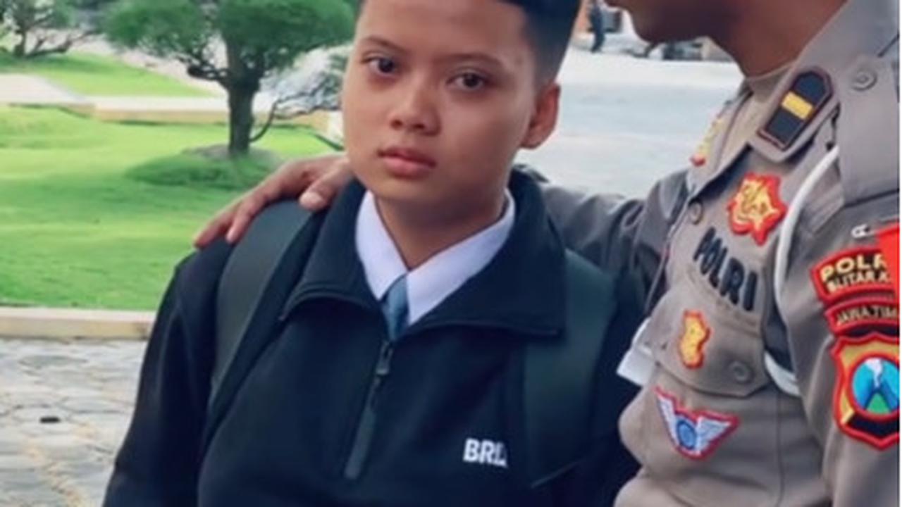 Momen Bocah Minta Tolong Antarkan Les ke Polisi, Alasannya Bikin Haru