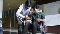 Mahasiswa ITS Surabaya I Wayan Nudra Bajantika Pradivta merancang kursi roda elektronik dengan pengembangan kontrol pada bagian otot tangan. (Foto:Liputan6.com/Dian Kurniawan)