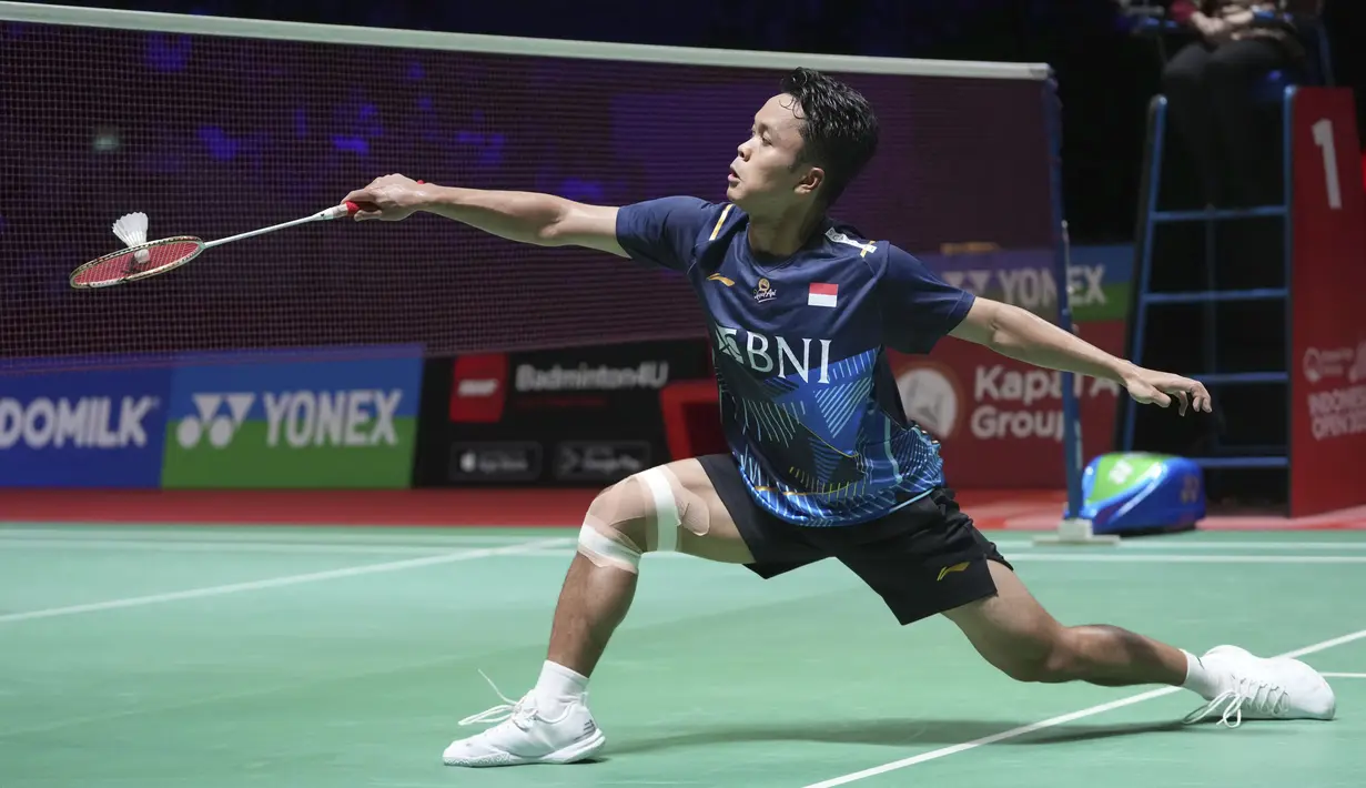 <p>Anthony Ginting dipaksa menyerah dua set langsung oleh Viktor Axelsen 14-21, 13-21. (AP Photo/Dita Alangkara)</p>