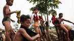 Seorang anak mencari biawak di tepi Sungai Banjir Kanal Barat, Petamburan, Jakarta, Jumat (9/11). Mendung yang menyelimuti ibukota Jakarta, tidak menyurutkan anak-anak bermain di Sungai Banjir Kanal Barat. (Liputan6.com/Fery Pradolo)