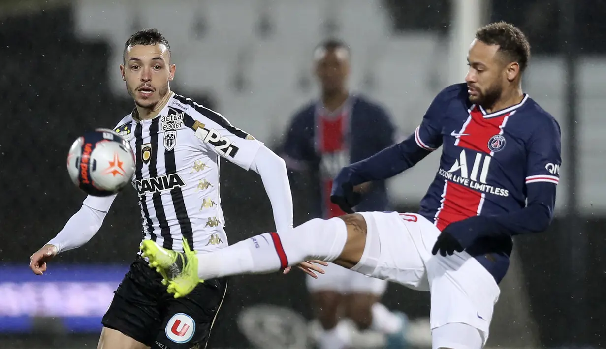 4. Neymar. Hingga di klub terakhirnya saat ini, Paris Saint Germain, Neymar masih setia dengan gaya kaos kaki panjangnya yang melebihi lutut. (AP/David Vincent)