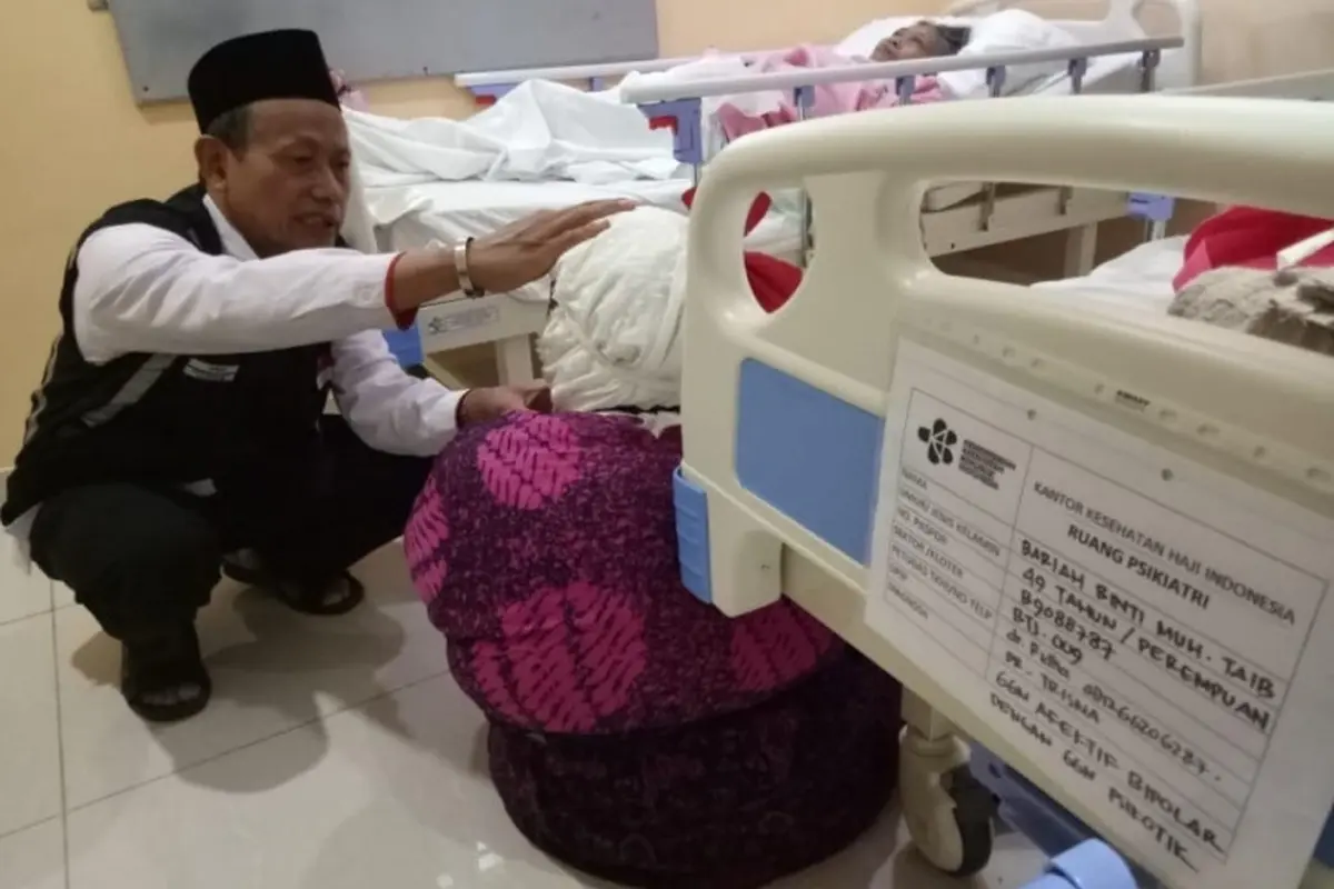 Petugas di Klinik Haji mencoba mengobati pasien psikiatri