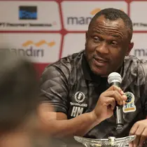 Pelatih Timnas Tanzania, Hemed Suleiman dalam konferensi pers jelang laga melawan Timnas Indonesia. (Bola.com/Abdul Aziz)