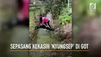 Kocak, seorang pria rela ‘diinjak-injak’ sang kekasih agar tidak tercebur got.