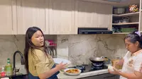 6 Potret Dapur dan Meja Makan Rumah Mendiang Mpok Alpa, Desain Modern Sederhana