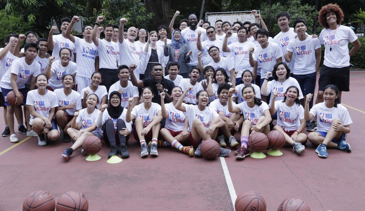 Legenda NBA, Jason Richardson, foto bersama saat pelatihan kepada siswa SMA 82 Jakarta, Kamis (28/3). Kunjungan peraih dua gelar juara kontes slamdunk NBA tersebut merupakan bagian dari rangkaian program Jr NBA. (Bola.com/M Iqbal Ichsan)
