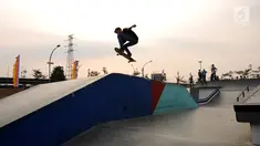 Seorang anak bermain skateboard di RTH RPTRA Kalijodo, Jakarta, Kamis (31/8). Bappeda menghapus anggaran pengadaan lahan RPTRA dalam KUPA-PPAS APBD 2017. (Liputan6.com/Helmi Fithriansyah)