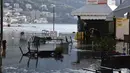 Air laut menutupi banjir satu persegi setelah gempa bumi di pelabuhan Vathi di pulau Aegean timur Samos, Yunani (30/10/2020). Gempa bumi kuat melanda Laut Aegea antara pantai Turki dan pulau Samos di Yunani. (AP Photo / Michael Svarnias)