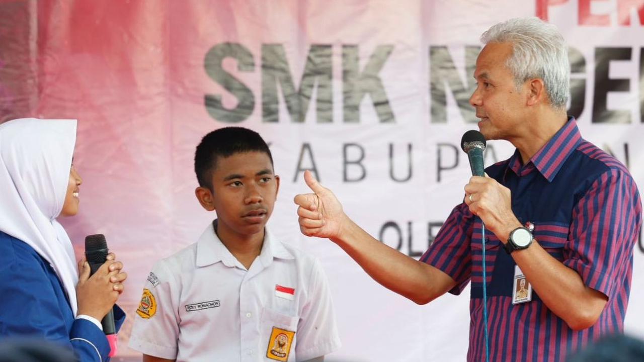 Gubernur Jawa Tengah Ganjar Pranowo menjawab persoalan Penerimaan Peserta Didik Baru (PPDB) sistem zonasi yang sering dikeluhkan masyarakat.
