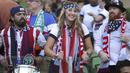 Aksi suporter Amerika Serikat saat mendukung timnya melawan Irlandia pada laga uji coba di Aviva Stadium, Dublin, (2/6/2018). Irlandia menang 2-1. (Brian Lawless/PA via AP)