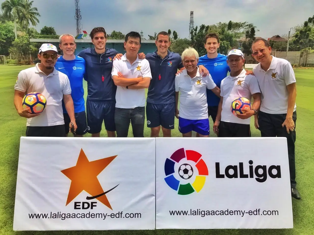 Taufik Jursal (keempat dari kanan) bersama tim pelatih La Liga Academy EDF (istimewa)