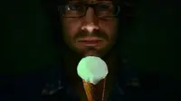 Es Krim ini Menyala Saat Dijilat