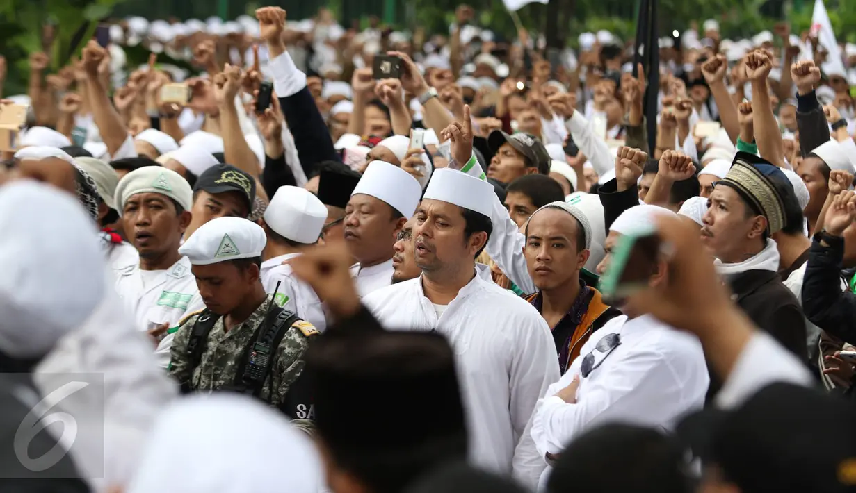 Massa dari ormas Islam berorasi menyampaikan kecaman terhadap Basuki Tjahaja Purnama di Balai Kota Jakarta, Jumat (14/10). Mereka berdemonstrasi terkait pernyataan Ahok yang dinilai menyinggung satu golongan masyarakat. (Liputan6.com/Immanuel Antonius)