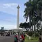 Sinar terik matahari tidak menghalangi masyarakat untuk datang berwisata ke Monas, Jakarta Pusat. (Liputan6.com/Rifqy Alief Abiyya)
