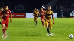 Bek Semen Padang, Hamdi Ramdan (kiri) mengejar gelandang Mitra Kukar, Patrick De Santos saat laga final Piala Jenderal Sudirman di Stadion GBK Jakarta, Minggu (24/1/2016). Mitra Kukar menjadi kampiun setelah unggul 2-1. (Liputan6.com/Helmi Fithriansyah)