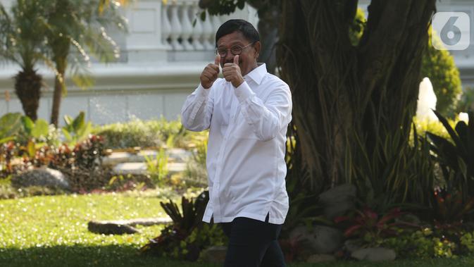 Sekjen Partai Nasdem Johnny G Plate  tiba di Kompleks Istana Kepresidenan di Jakarta, Selasa (22/10/2019). Mengenakan kemeja putih sama dengan tokoh lain yang sebelumnya hadir. Johnny tak berkomentar banyak dan langsung masuk ke Istana untuk bertemu Jokowi. (Liputan6.com/Angga Yuniar)
