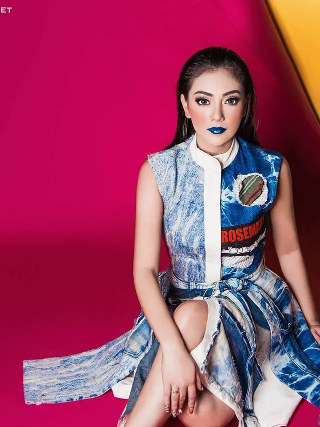 [Bintang] Aneh Tapi Unik, 5 Makeup Seru Seleb Saat Photoshoot
