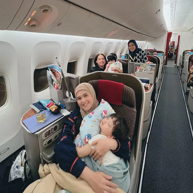 7 Potret Cut Meyriska dan Roger Danuarta Jalani Umrah Bersama Buah Hati