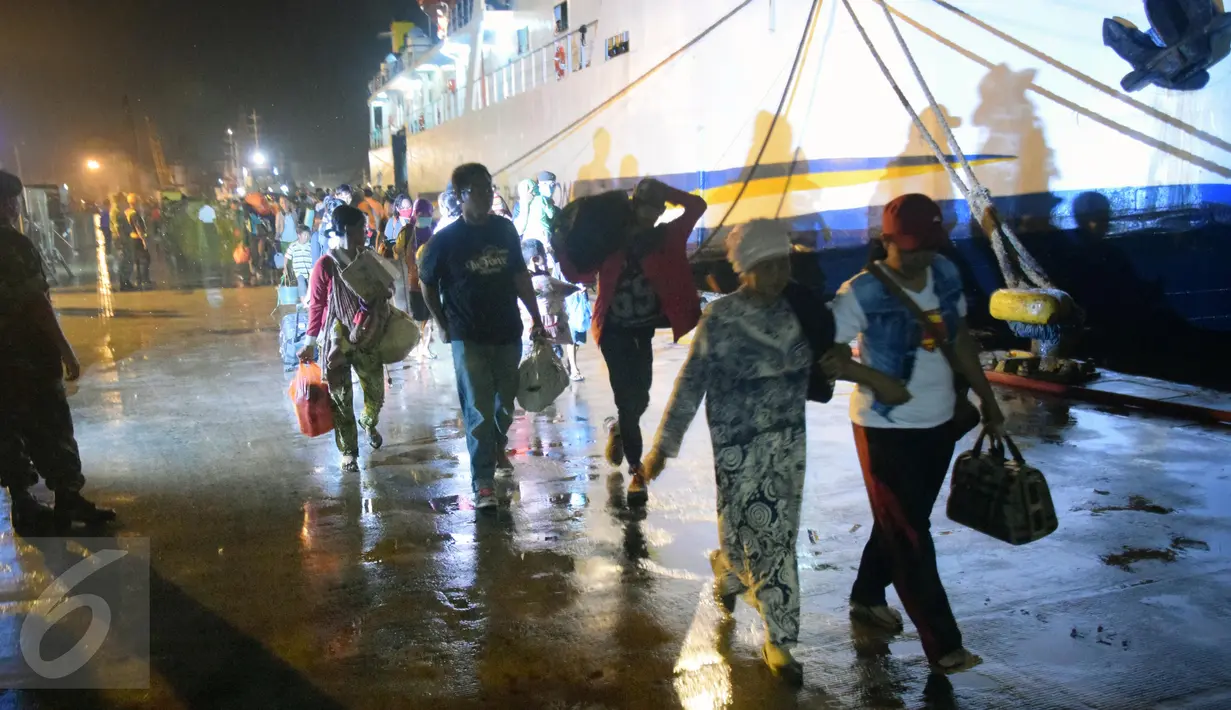 Mantan anggota Gafatar tiba di Pelabuhan Tanjung Emas, Semarang, Rabu (26/1/2016). Rombongan kedua yang dibawa dari Kalimantan Barat ini sebanyak 1281 orang dengan menggunakan KM Dharma Ferry 2. (Foto:Gholib) 