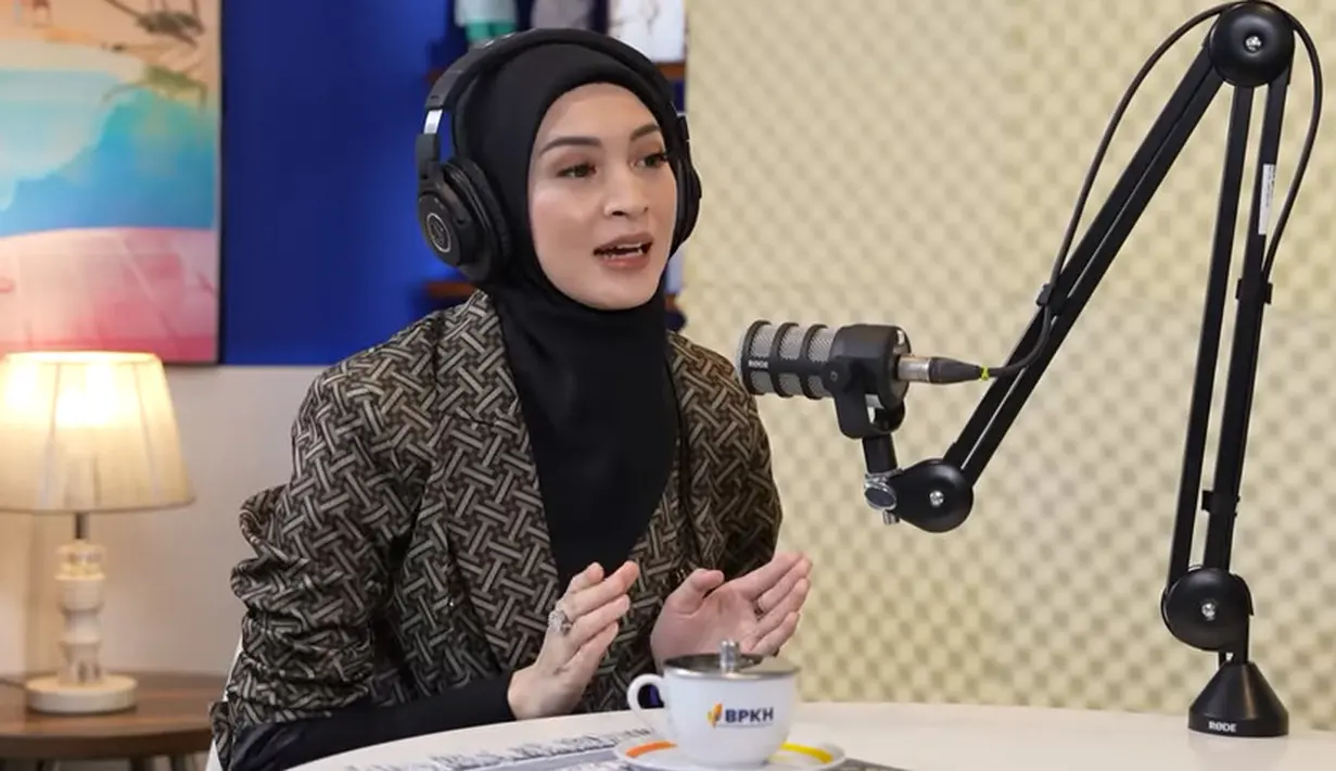 <p>Saat melaksanakan ibadah umrah, selain minum air zamzam, Donita juga mengoleskan air tersebut ke perutnya. Dan sangat besar berharap kesembuhan. [Youtube/BPKH RI]</p>