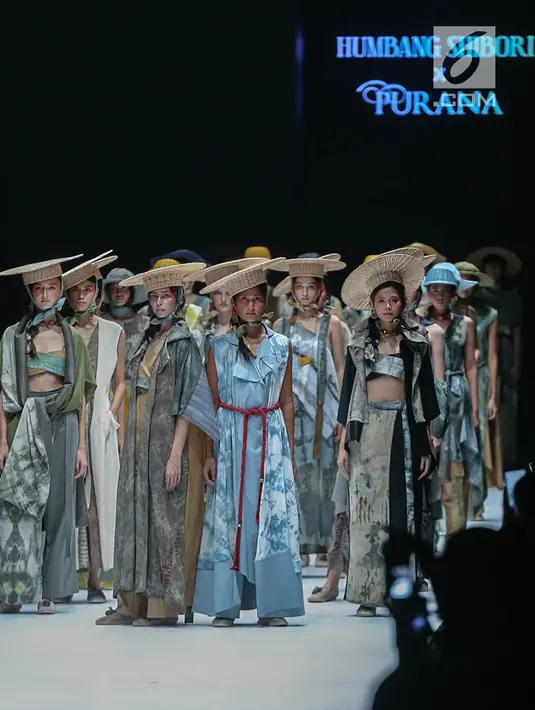 Model memperagakan busana rancangan HUMBANG SHIBORI x PURANA saat Jakarta Fashion Week (JFW) 2019 di Senayan City, Jakarta, Kamis (25/10). HUMBANG SHIBORI x PURANA mengangkat tenun ikat tradisional Humbang Shibori. (Liputan6.com/Faizal Fanani)