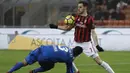 Striker AC Milan, Nikola Kalinic, mengontrol bola saat pertandingan melawan Bologna pada laga Serie A di Stadion San Siro, Senin (11/12/2017). AC Milan menang 2-1 atas Bologna. (AP/Luca Bruno)
