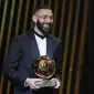 Karim Benzema dari Real Madrid merayakan setelah memenangkan trofi Ballon d'Or 2022 selama upacara Ballon d'Or ke-66 di Theater du Chatelet di Paris, Prancis, Senin, 17 Oktober 2022. (AP Photo/Francois Mori)