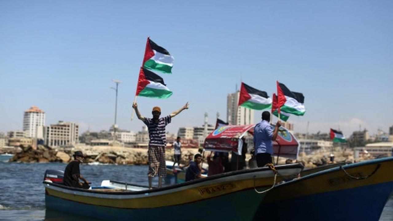 Aksi warga Palestina demo di tengah lautan protes blokade Israel