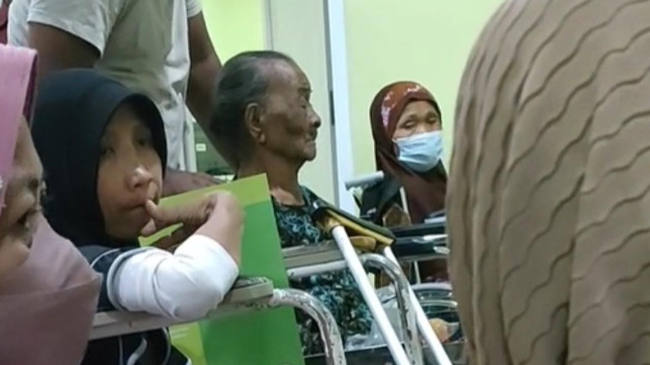 Tuai Haru, Momen Tiga Anak Laki-Laki Antar Ibunya ke Rumah Sakit Ini Viral Bikin Iri