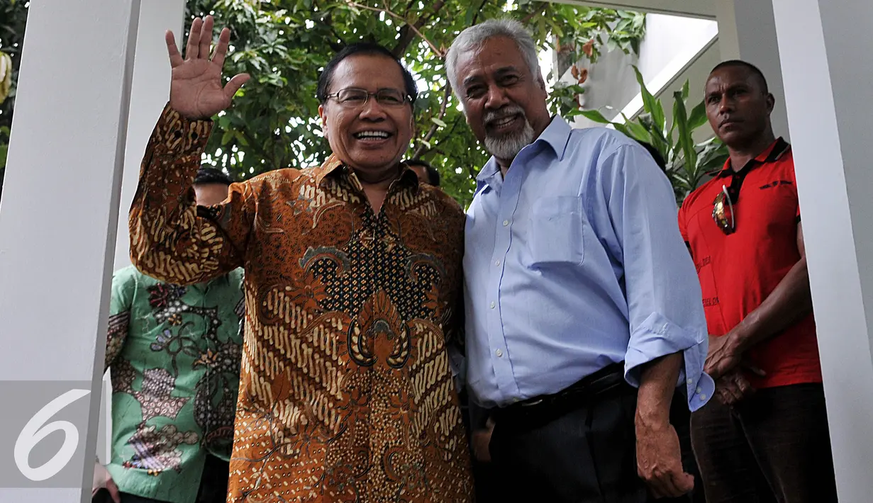 Mantan Perdana Mentri Timor Leste, Xanana Gusmao (Kanan) dan Mentri Kemaritiman dan Sumber Daya Rizal Ramli (Kiri) memberikan keterangan pers terkait pertemuannya di rumah Rizal Ramli di Kemang, Jakarta, Minggu, (23/8/2015). (Liputan6.com/Johan Tallo)