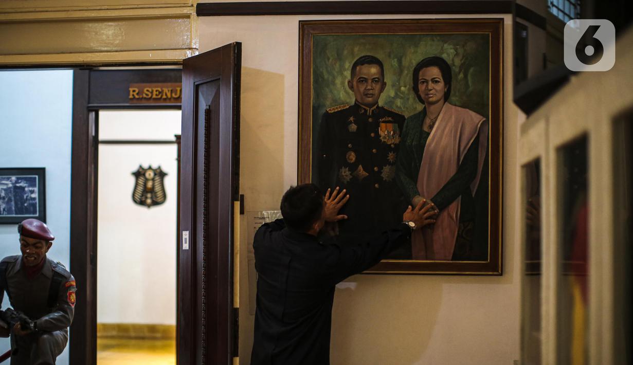 Petugas mengecek lukisan di Museum Jenderal Besar DR AH Nasution, Jakarta, Rabu (28/9/2022). Tanggal 1 Oktober diperingati sebagai Hari Kesaktian Pancasila untuk mengenang korban dari peristiwa G30S/PKI yang juga merenggut nyawa putri Jenderal Besar Nasution, Ade Irma Suryani Nasution. (Liputan6.com/Faizal Fanani)