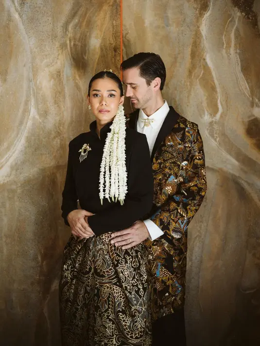 Adinia Wirasti kenakan cropped kebaya Janggan hitam dan rok Batik prada untuk foto prewedding. [@adiniawrst]