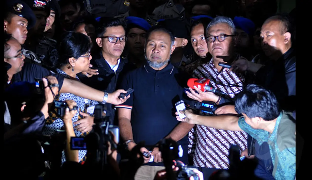 Wakil Ketua KPK, Bambang Widjojanto keluar dari gedung Bareskrim Mabes Polri, Jakarta, Sabtu (24/1/2015). Tampak, Bambang Widjojanto (tengah) memberikan keterangan kepada wartawan di depan gedung Bareskrim Mabes Polri. (Liputan6.com/Miftahul Hayat)