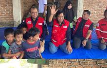 VIDEO: Komeng Pakai Rompi Merah PMI, Tawa Pecah Hibur Masyarakat Korban Bencana di Aceh
