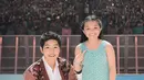 Ini mungkin jadi satu momen yang tak terlupakan, saat Arsy bisa berpose di atas panggung bersama Song Joong Ki. Arsy tampil cantik dengan dress tanpa lengan berwarna hijau, menunjukkan senyum lebarnya dan pose dua jari yang menggemaskan. Foto: Instagram.