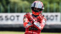 Pembalap MotoGP Spanyol dari Tim Ducati Lenovo, Marc Marquez, bereaksi setelah memenangkan Grand Prix Moto GP Ceko di sirkuit Masaryk di Brno, Republik Ceko, pada 20 Juli 2025. (Michal Cizek/AFP)