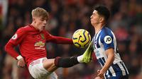 Aksi pemain Manchester United, Brandon Williams (kiri), pada laga kontra Brighton di Old Trafford, Minggu (10/11/2019). (AFP/Oli Scarff)