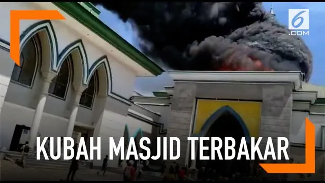 Kubah Masjid Agung Luwu mendadak terbakar. Besarnya api membuat warga sekitar panik menyelamatkan diri.