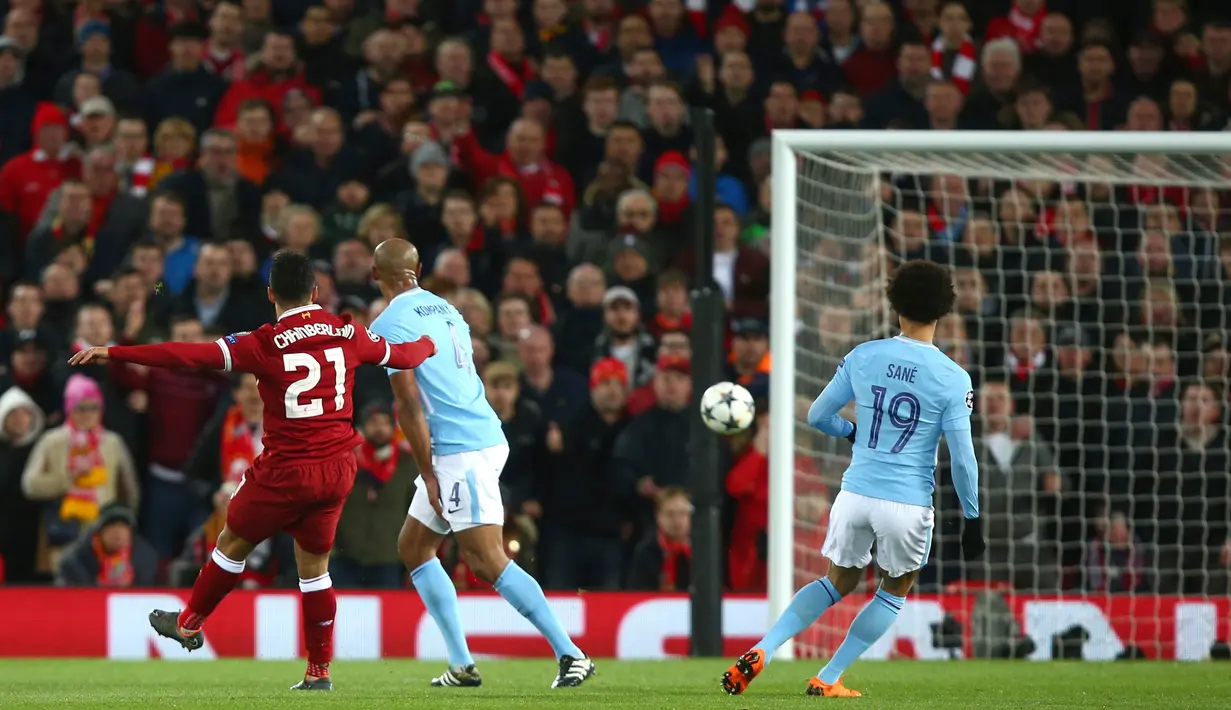 Pemain Liverpool Alex Oxlade-Chamberlain melakukan tembakan yang menciptakan gol kedua untuk timnnya saat melawan Manchester City dalam pertandingan Liga Champions di Anfield, Liverpool (4/4). (Peter Byrne/PA via AP)